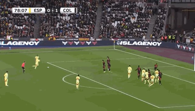 1711150144007087498.gif 格里马尔多任意球.gif